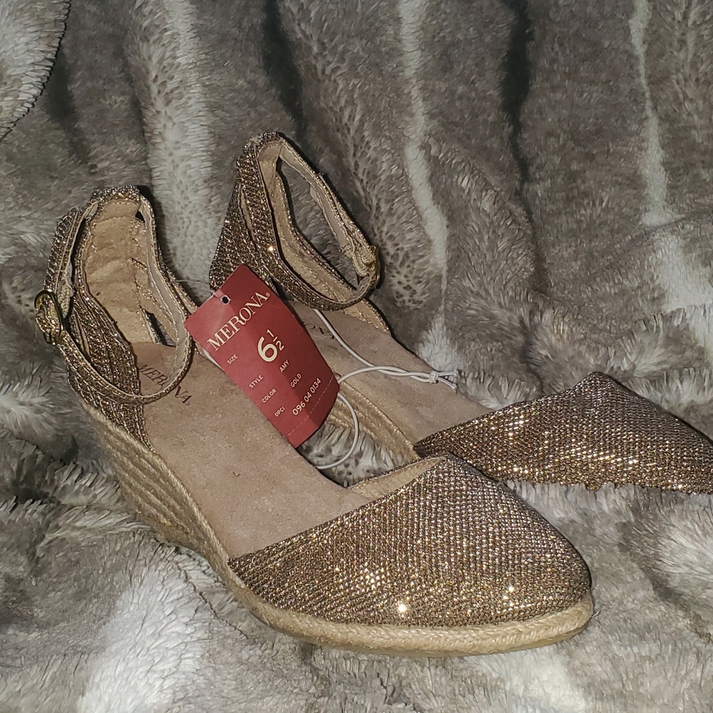 Ankle strap wedges, Gold.